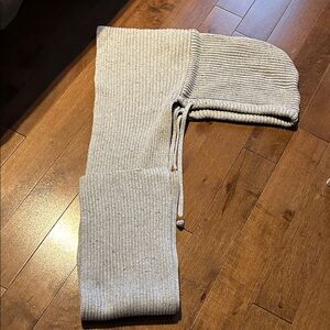 Elegant Ribbed Knit Scarf in Light Gray